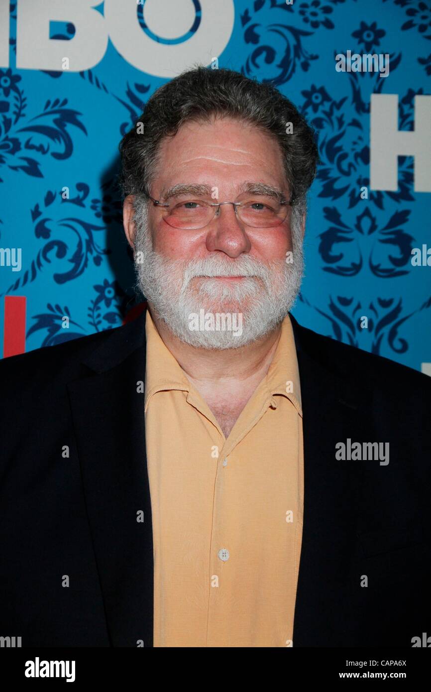 Richard Masur im Ankunftsbereich für Mädchen Premiere Serie auf HBO, School of Visual Arts (SVA) Theater, New York, NY 4. April 2012. Foto von: F. Burton Patrick/Everett Collection Stockfoto