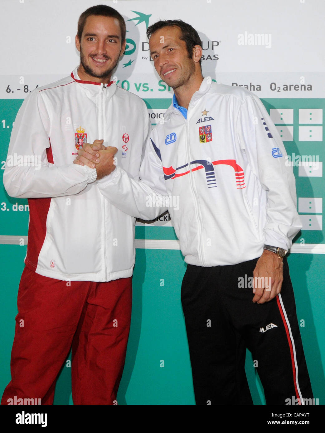 Serbische Tennisspielerin Viktor Troicki (links) und tschechischer Tennisspieler Radek Stepanek stellen nach der Pressekonferenz und Zeichnung des Tschechischen Republik vs. Serbien Davis Cup Viertelfinale, Donnerstag, 5. April 2012, in Prag. Die Tschechische Republik Serbien Davis-Cup-Match startet am Freitag, den 6. April. (CTK Ph Stockfoto