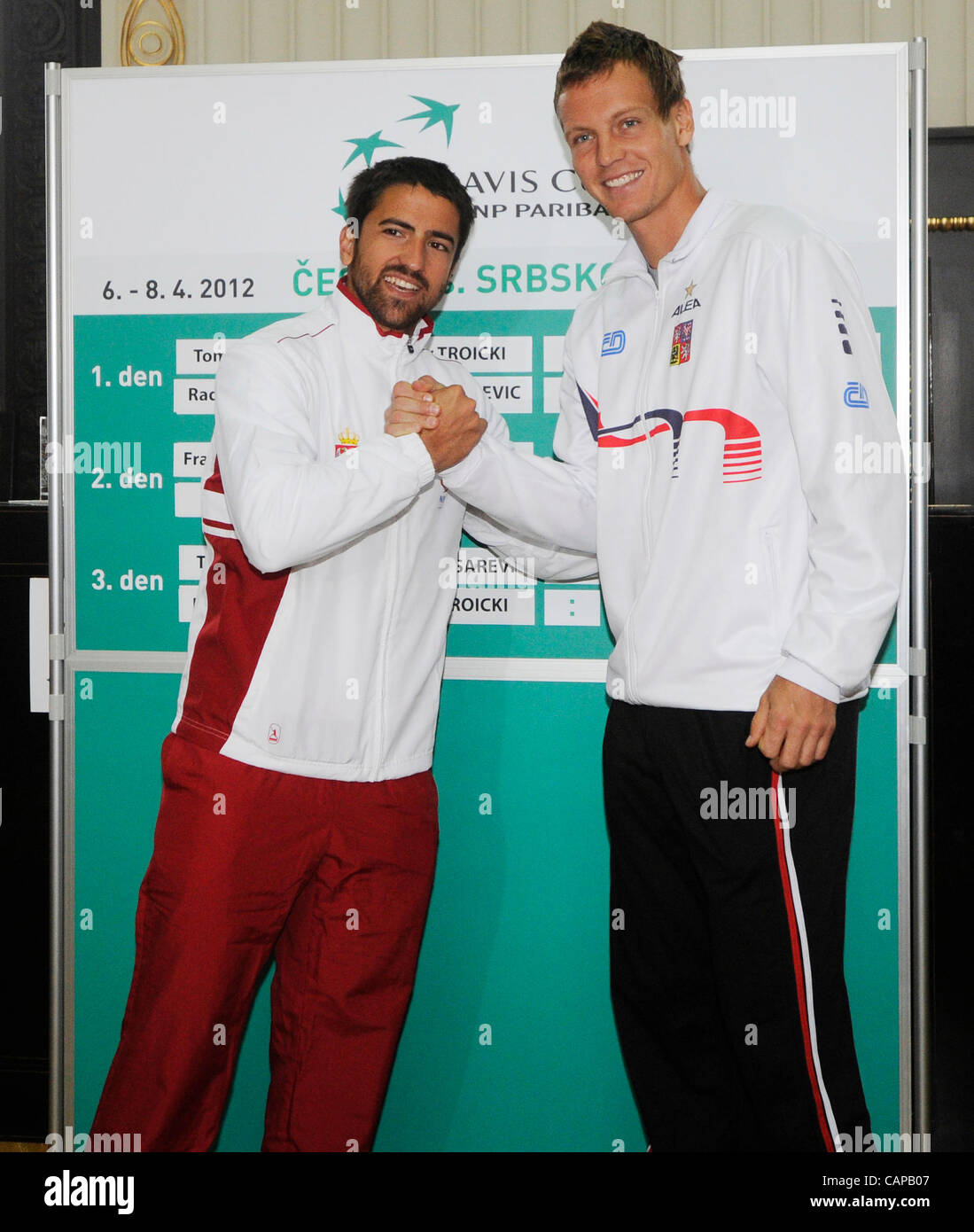 Serbische Tennisspielerin Janko Tipsarevic (links) und tschechischer Tennisspieler Tomas Berdych stellen nach der Pressekonferenz und Zeichnung des Tschechischen Republik vs. Serbien Davis Cup Viertelfinale, Donnerstag, 5. April 2012, in Prag. Die Tschechische Republik Serbien Davis-Cup-Match startet am Freitag, den 6. April. (CTK P Stockfoto