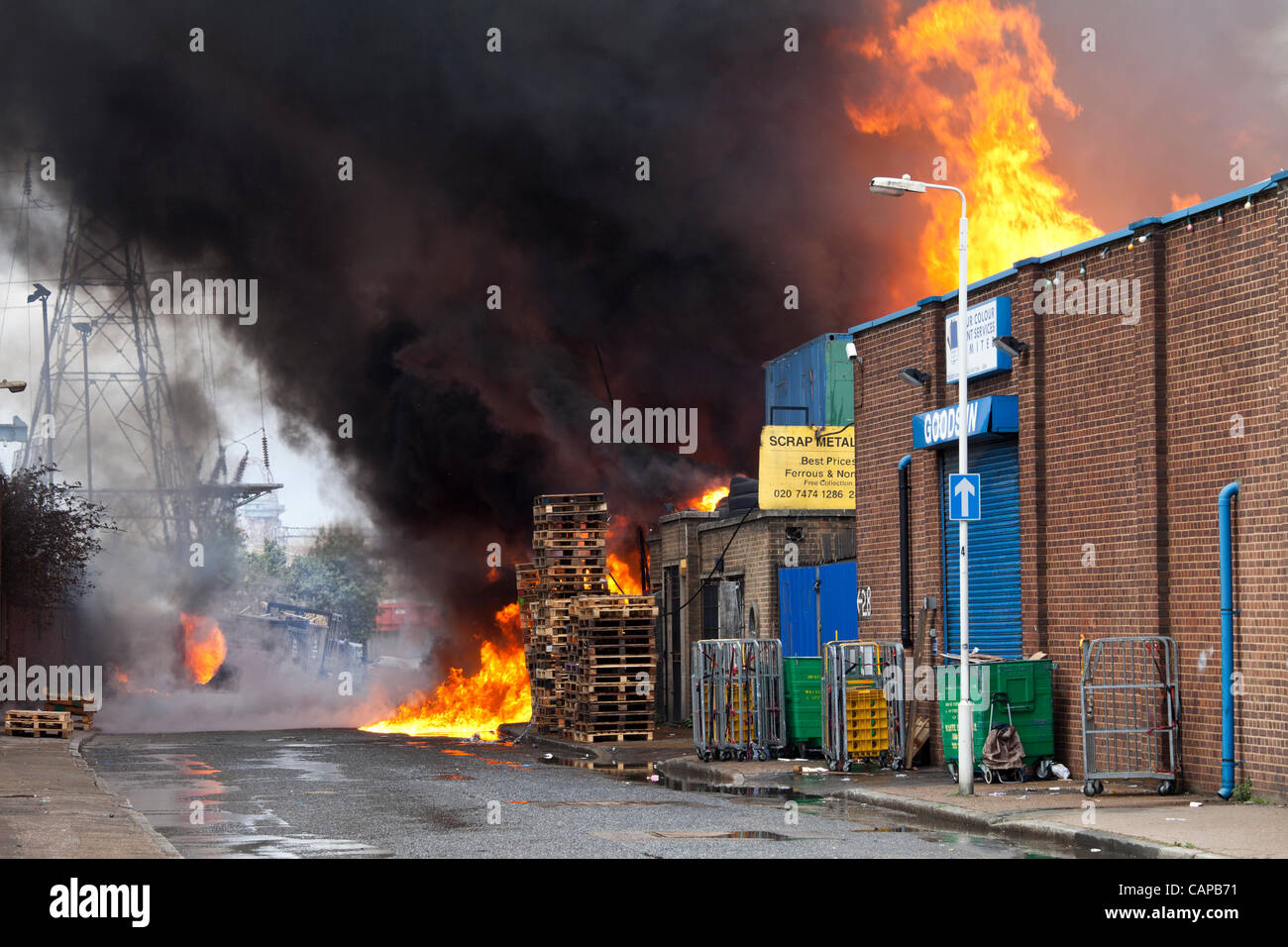 London, UK. 5. April 2012. Schieße auf Bieter St, Canning Town, London. Das Feuer verursacht angeblich Stromausfälle für Zehntausende von Menschen. Stockfoto
