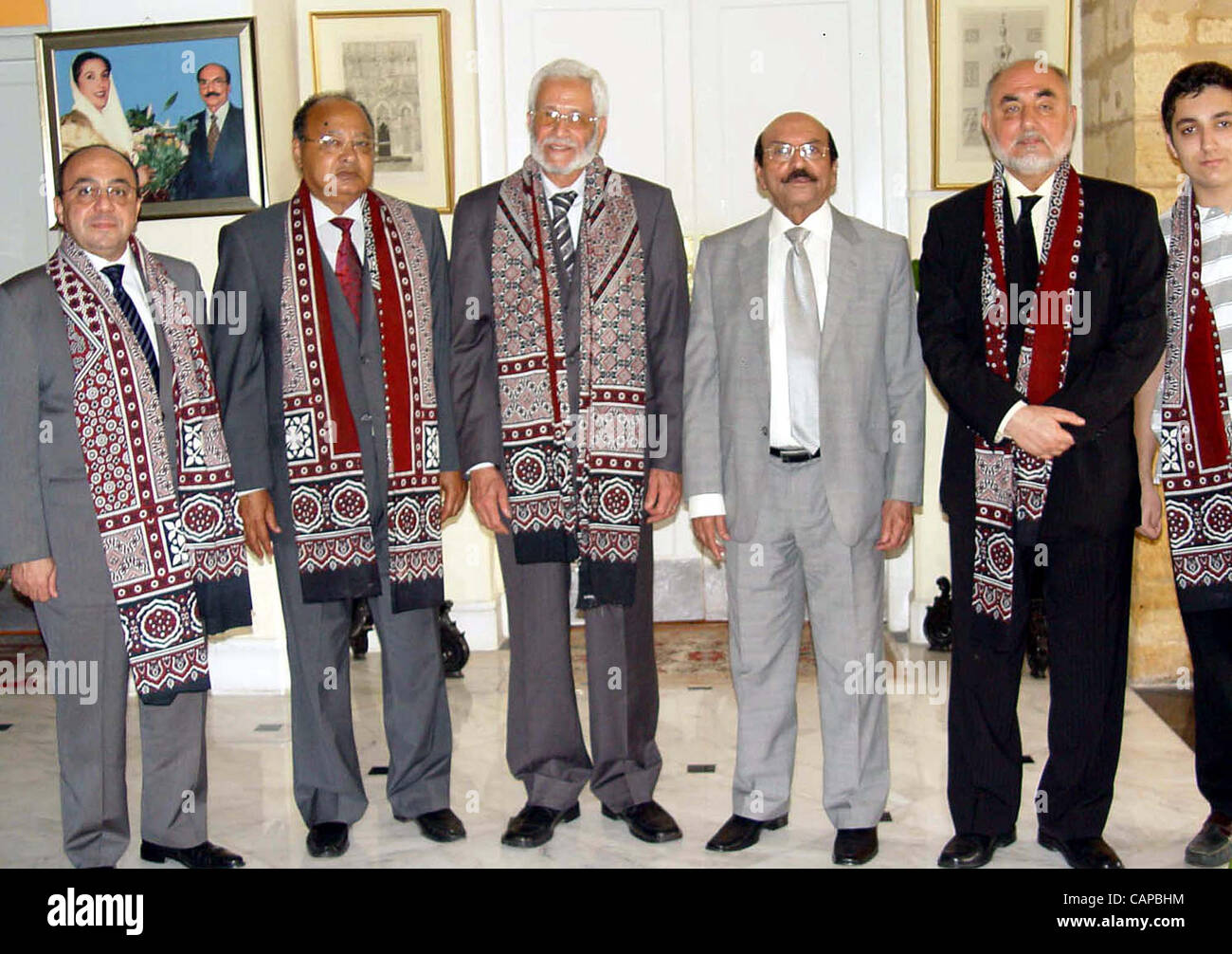 Sindh Hauptminister, Syed Qaim Ali Shah in Gruppenfoto mit Ägypten Oberrichter, Gerechtigkeit Mohamed Hossam Elddin El Gheriany bei Treffen im CM-Haus in Karachi auf Donnerstag, 5. April 2012. Stockfoto