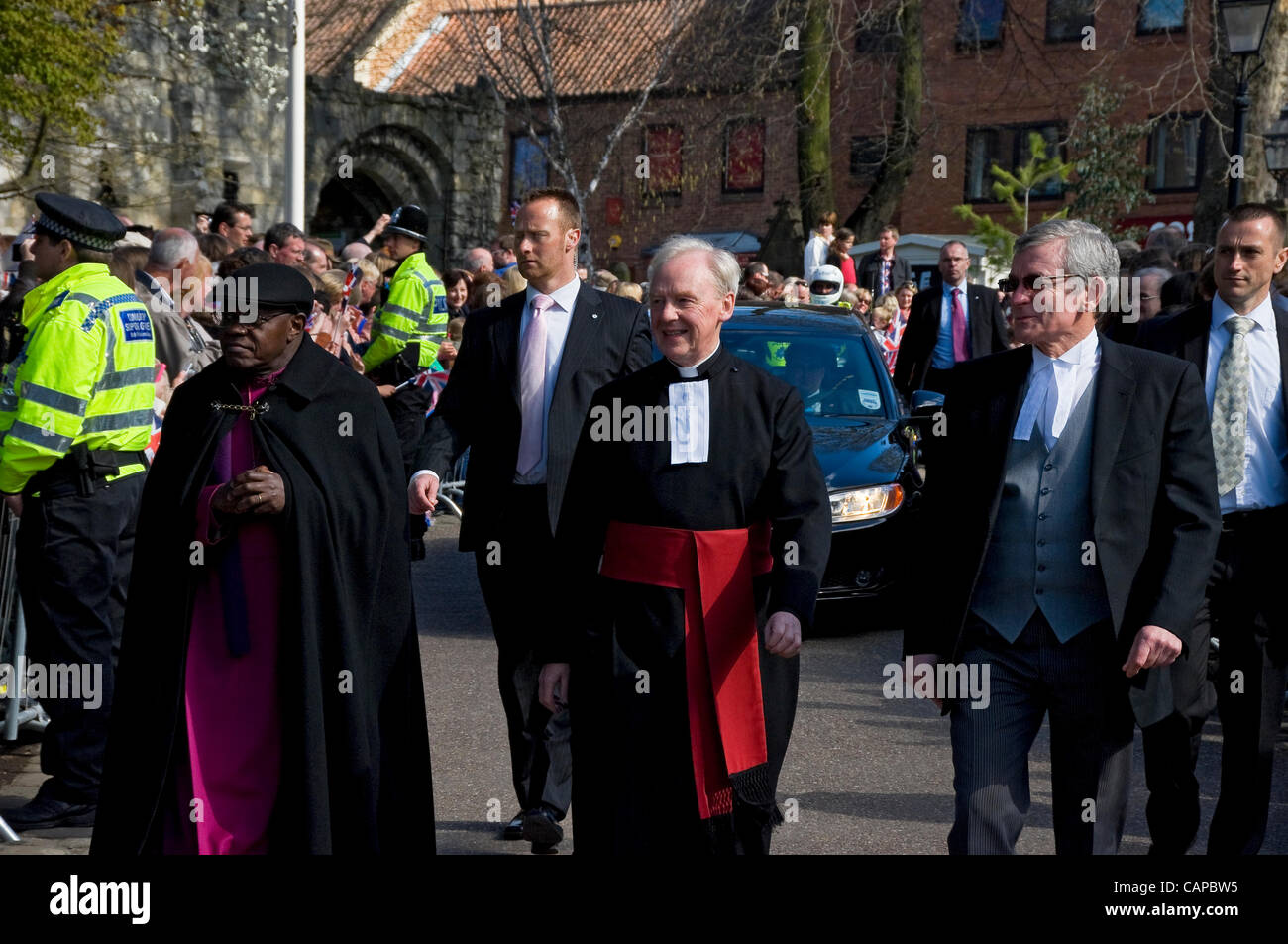 Erzbischof von York, Dr. John Sentamu und Dean of York, der sehr Reverend Keith Jones, zu Fuß zu den Yorkshire Museum im Museum Gärten York North Yorkshire England UK United Kingdom GB Großbritannien Stockfoto
