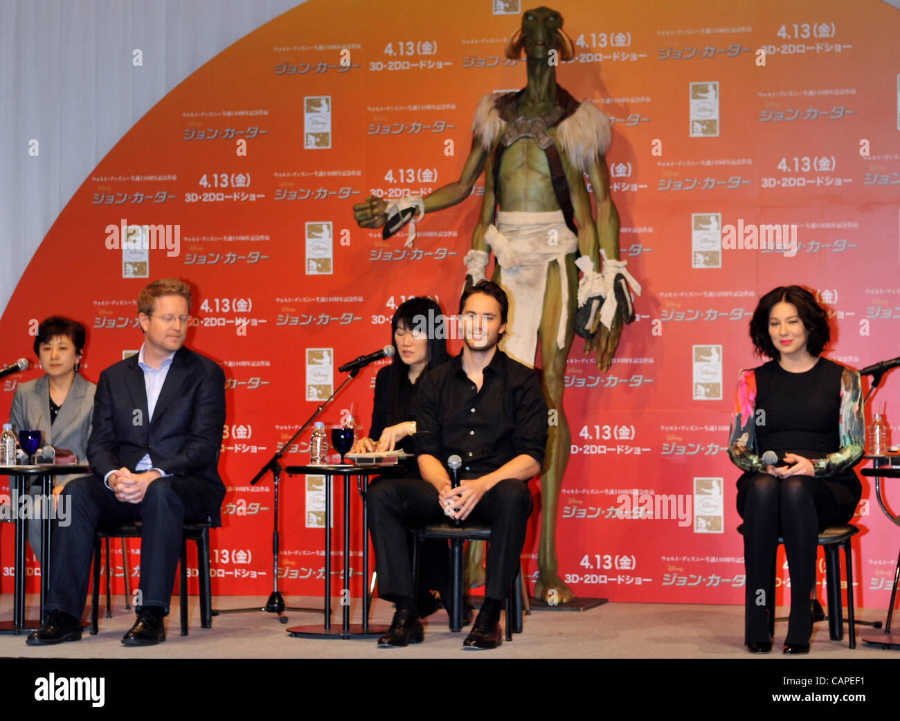 Andrew Stanton, Taylor Kitsch und Lynn Collins, 2. April 2012: Tokio:(L-R) Regisseur Andrew Stanton, Schauspieler Taylor Kitsch und Schauspielerin Lynn Collins besuchen eine Pressekonferenz für den Film "John Carter" in Tokio, Japan, am 2. April, 2012.the Film öffnet am 13. April in Japan. Stockfoto