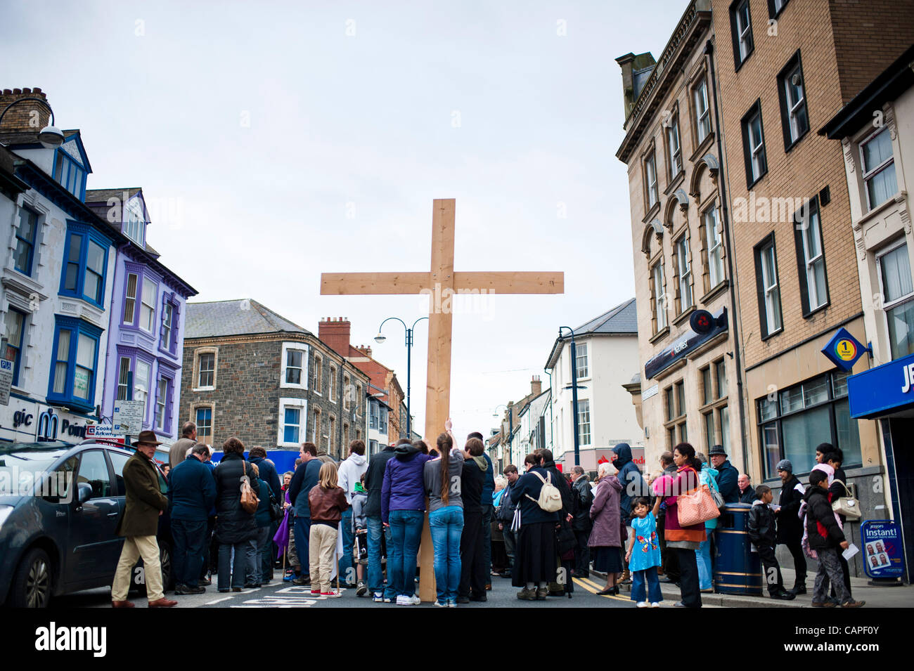 Eine Gruppe von Christen für ein Open-Air-Gebetstreffen Karfreitag sammeln und Gottesdienst auf der Straße in Aberystwyth, Wales, UK, auf Freitag, 6. April 2012 Stockfoto
