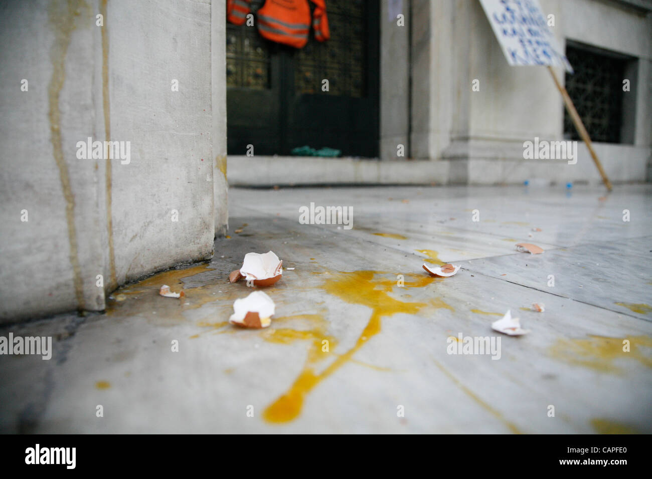 6. April 2012. Thessaloniki, Griechenland. Stauer protestierten gegen die Reduktion von 70 % ihrer Reserven auf der Bank von Griechenland nach der Implementierung des PSI. Stockfoto