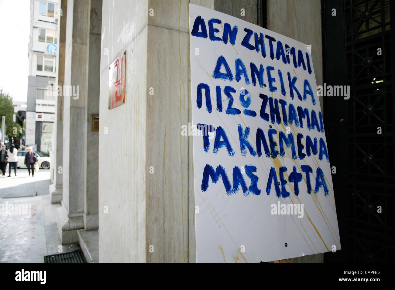 6. April 2012. Thessaloniki, Griechenland. Stauer protestierten gegen die Reduktion von 70 % ihrer Reserven auf der Bank von Griechenland nach der Implementierung des PSI. Stockfoto