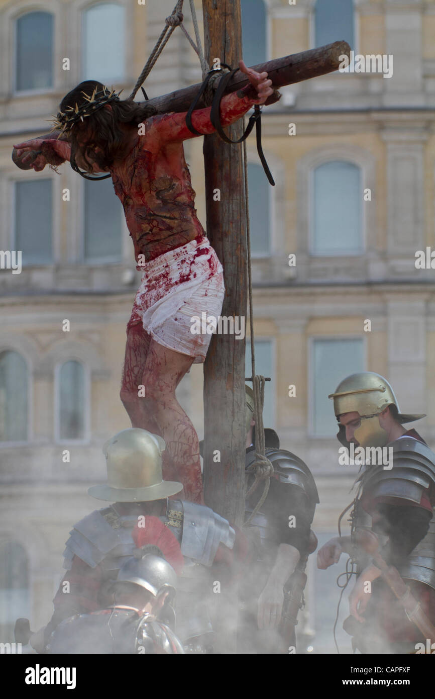 London, UK, Freitag, 6. April 2012. Die Wintershall-Besetzung "Die Passion Jesu" bei Trafalgar Square in London am Karfreitag Stockfoto