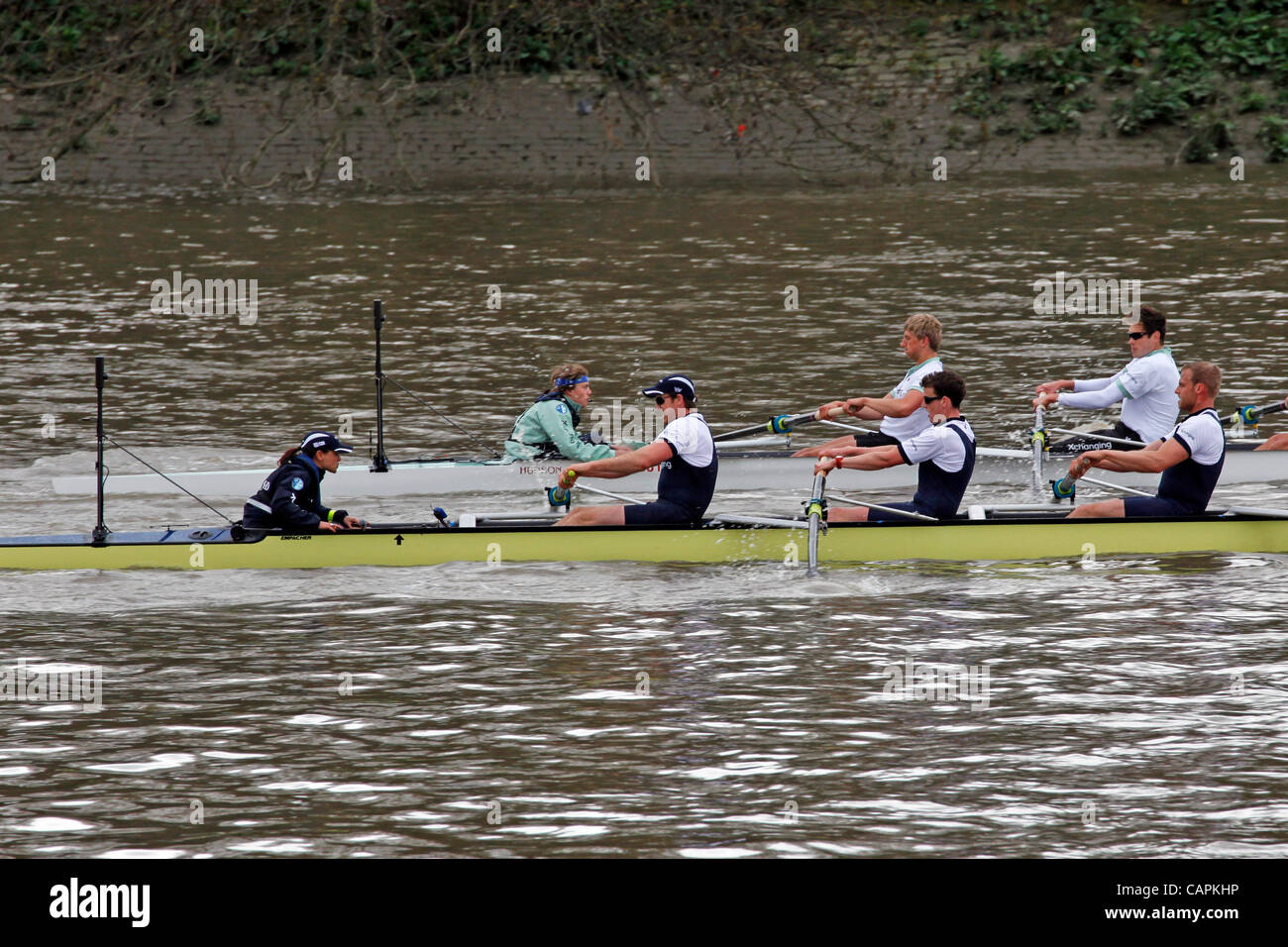 Die Oxford und Cambridge Boote Racing die Hammersmith-Strecke von der 158. Austausch University Boat Race, London Stockfoto