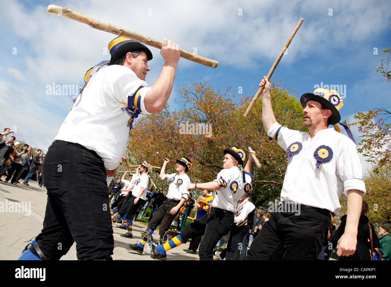 Hammersmith Morris Seite tanzen die traditionellen Stocktanz Xchanging University Boat Race 2012 Stockfoto