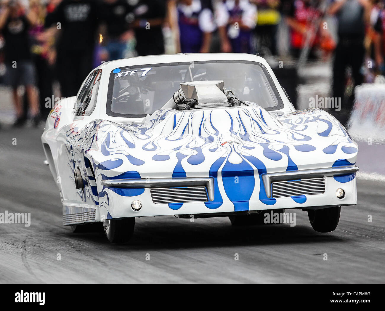 30. März 2012 - Baytown, Texas, Vereinigte Staaten von Amerika - Extreme zehn fünf Fahrer Todd Moyer (7) in seinem 1963 Corvette macht einen Pass während der ADRL Auto sicher Dragpalooza VIII Drag-Rennen auf dem königlichen Purpur Raceway in Baytown, Texas. (Kredit-Bild: © Dan Wozniak/ZUMAPRESS.com) Stockfoto