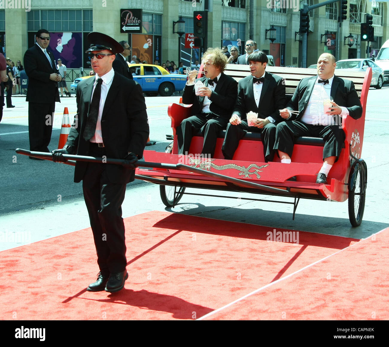 SEAN HAYES & CHRIS DIAMONTOPOULOS & WILL SASSO THE THREE STOOGES. Welt PREMIERE HOLLYWOOD LOS ANGELES Kalifornien USA 07 Degen Stockfoto