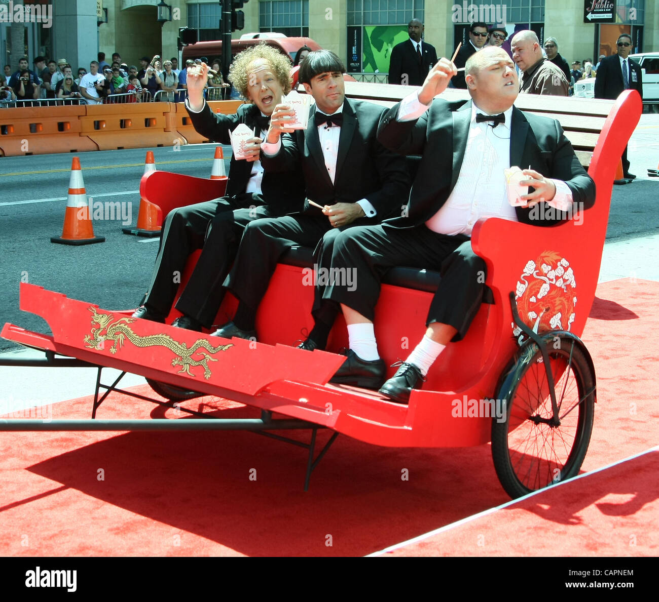 SEAN HAYES & CHRIS DIAMONTOPOULOS & WILL SASSO THE THREE STOOGES. Welt PREMIERE HOLLYWOOD LOS ANGELES Kalifornien USA 07 Degen Stockfoto