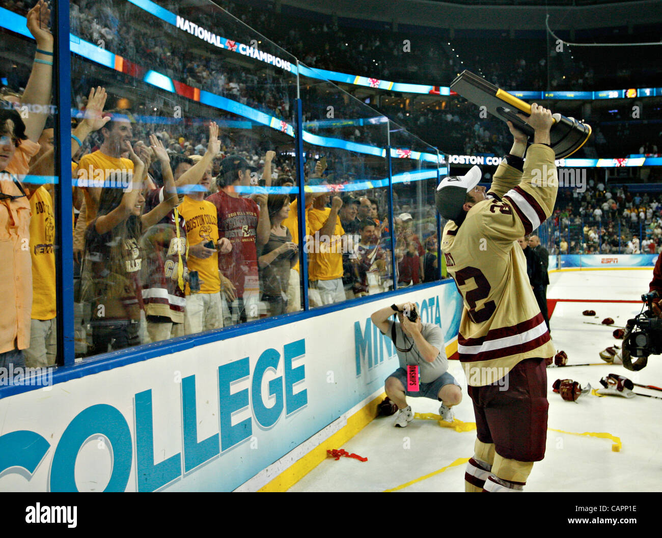 7. April 2012 - DANIEL WALLACE |   Times.TP 352264 WALL frozen4 12 (07.04.2012 Tampa) Boston College Kevin Hayes (12) feiert ihren 4: 1-Sieg über Ferris State. Dritte Periode Aktion: The Boston College Eagles spielen die Ferris State Bulldogs für die NCAA Division I National Hockey Championship auf Stockfoto