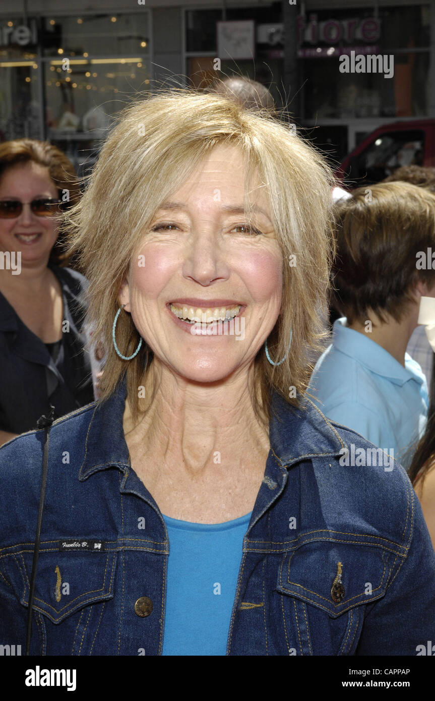 7. April 2012 statt - Hollywood, Kalifornien, USA - Lin Shaye während der Premiere des neuen Films von 20th Century Fox, THE THREE STOOGES in Grauman Chinese Theatre, am 7. April 2012, in Los Angeles. (Kredit-Bild: © Michael Germana/Globe Photos/ZUMAPRESS.com) Stockfoto