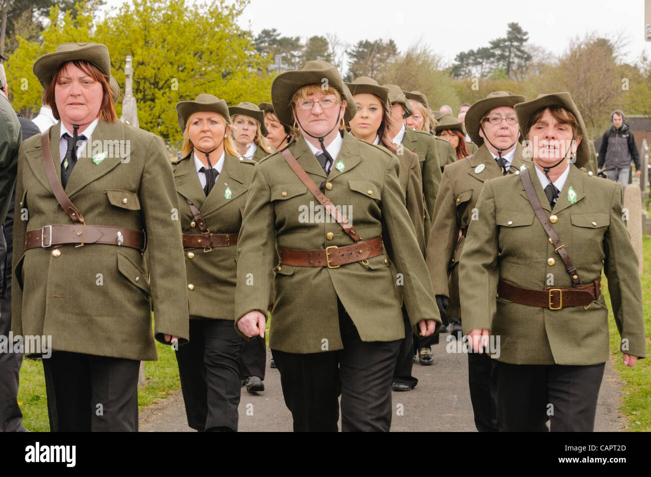 Frauen aus dem Cumann na mBan tragen historische paramilitärischen Uniformen der Irischen Osteraufstand 1916, Belfast, Nordirland zu gedenken. Stockfoto