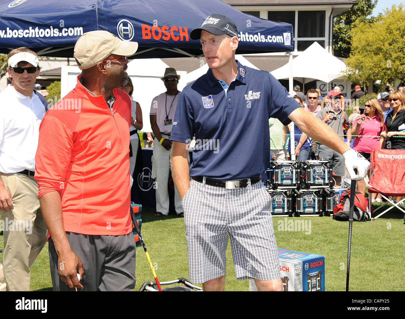 9. April 2012 - Myrtle Beach, South Carolina; USA - Musiker DARIUS RUCKER und PGA Tour Professional JIM FURYK beteiligt sich an der 18. jährliche Montag nach The Masters Promi pro-am-Golfturnier, die im Barefoot Landing Golf Resort liegt in Myrtle Beach stattfand.  Copyright 2012 Jason Stockfoto