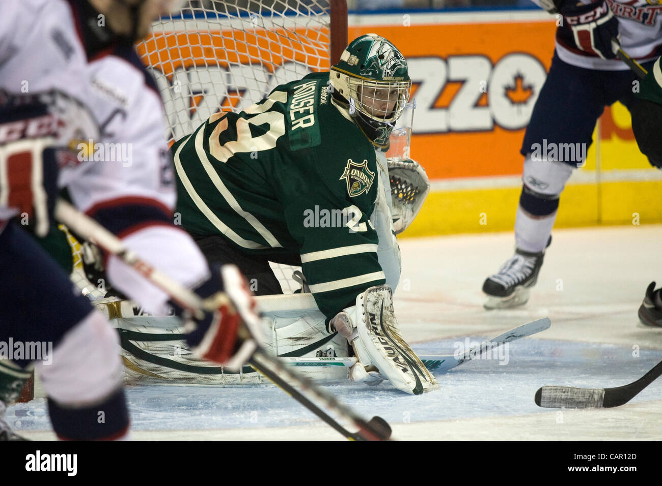 London Ontario, Kanada - 9. April 2012. Michaeal Houser, Torwart für den London Knights hält ein Auge auf das Spiel um sein Netz in der dritten Periode gegen Saginaw Spirit. Saginaw besiegte London 5-2 um einen 2: 1-Führung in die besten sieben Playoff-Serie bei John Labatt Centre zu nehmen. Stockfoto