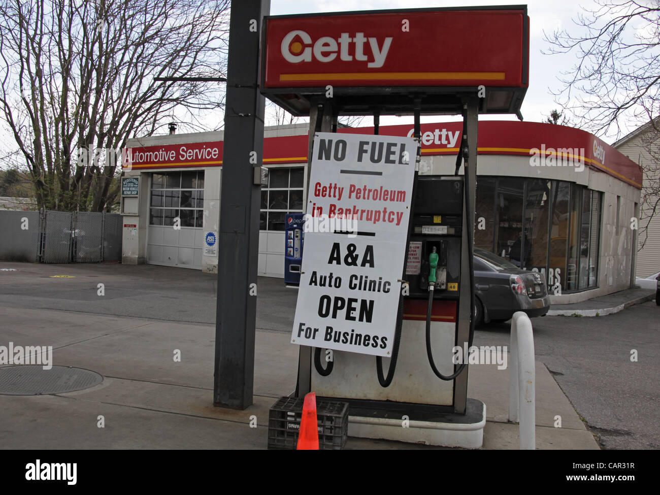 Nur aus Kraftstoff heraus laufen, ist ein Zeichen hing an den Zapfsäulen in White Plains, New York, Getty Tankstelle Alarmierung Kunden, dass Kraftstoff durch Getty Petroleum Konkurs nicht mehr vorliegt.  Am 5. Dezember 2011 Getty eingereicht für Kapitel 11 reorganiz Stockfoto