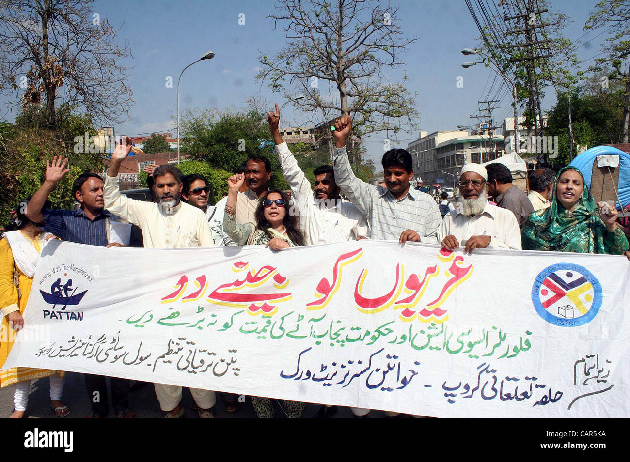 Unterstützer des Civil Society Organisation (CSO) protestieren gegen Mehl Preiserhöhung während einer Demonstration in Lahore-Presse-Club am Mittwoch, 11. April 2012. Stockfoto