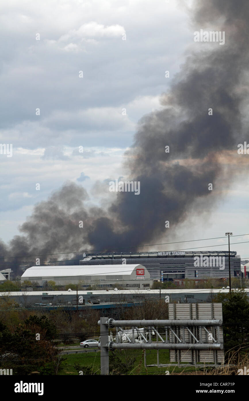 Ein große Bürste Feuer im Meadowlands in Carlstadt, New Jersey am 11. April 2012 in der Nähe der Met-Life-Stadium, Heimat der New York Giants und New York Jets NFL Football-Teams. Stockfoto