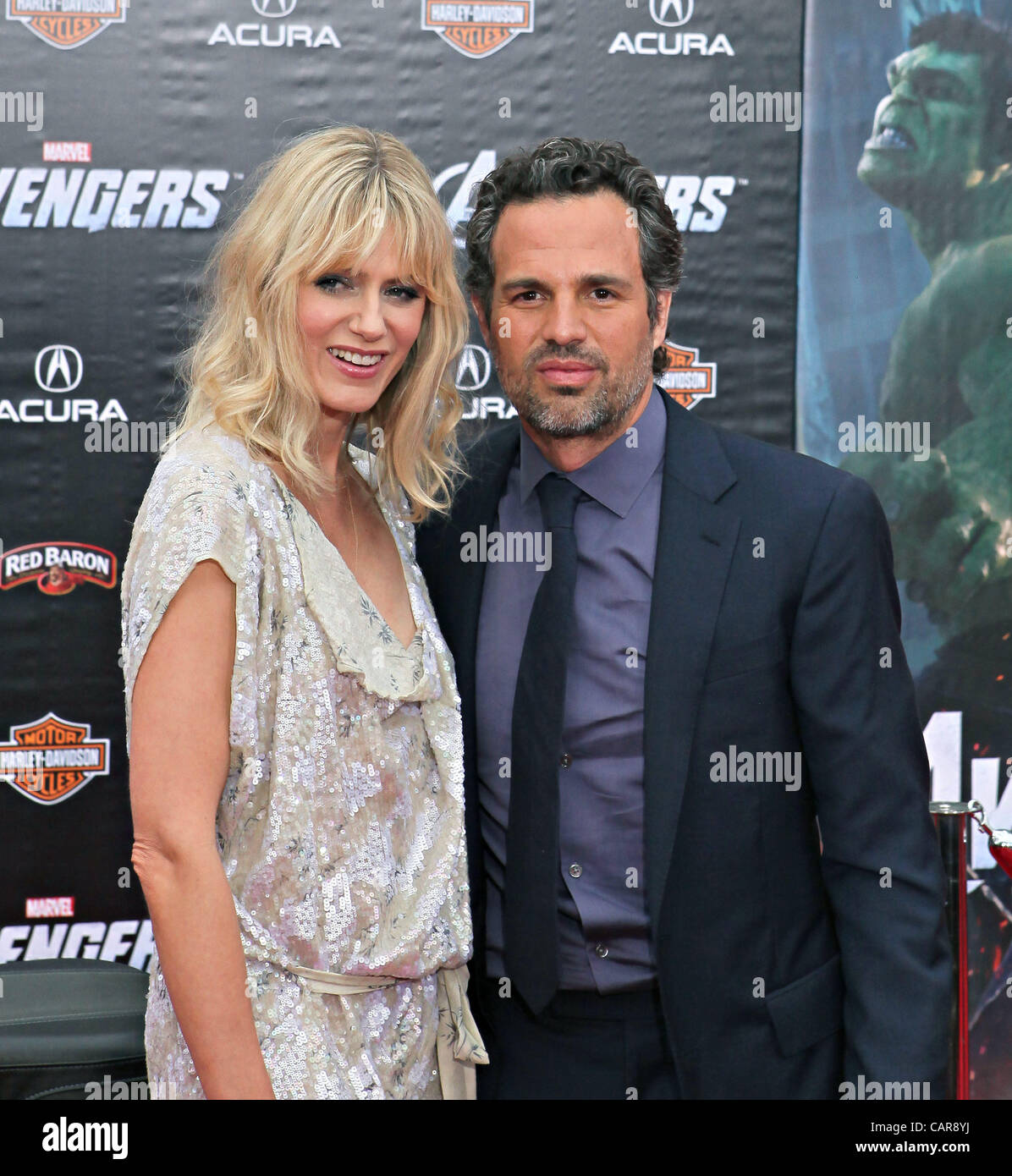 SUNRISE COIGNEY und MARK RUFFALO besucht The Avengers Film Premiere Stockfoto