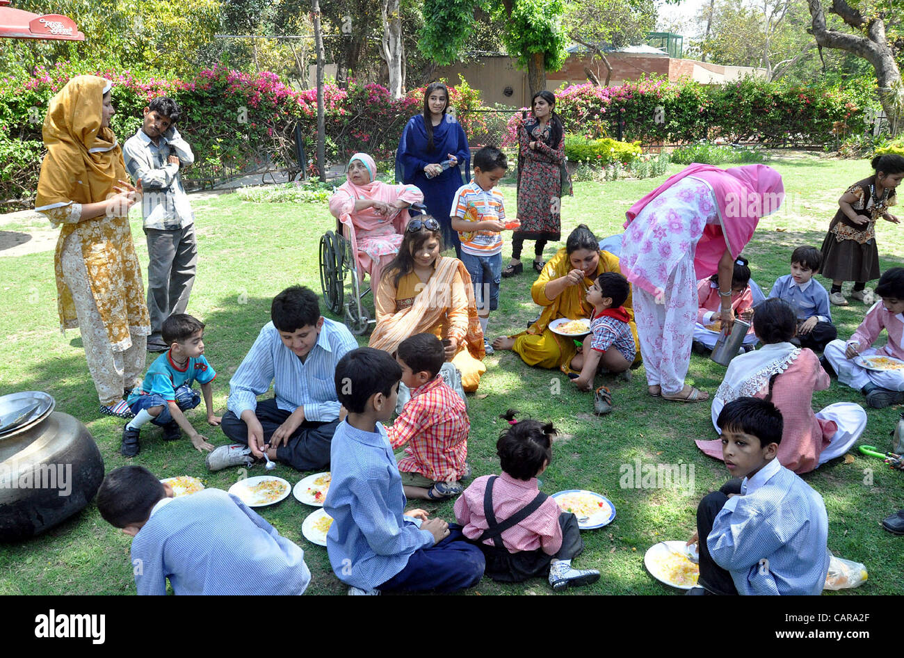 Speziell für Kinder Picknick bei ihrem Besuch im Zoologischen Garten in Lahore auf Donnerstag, 12. April 2012. Stockfoto