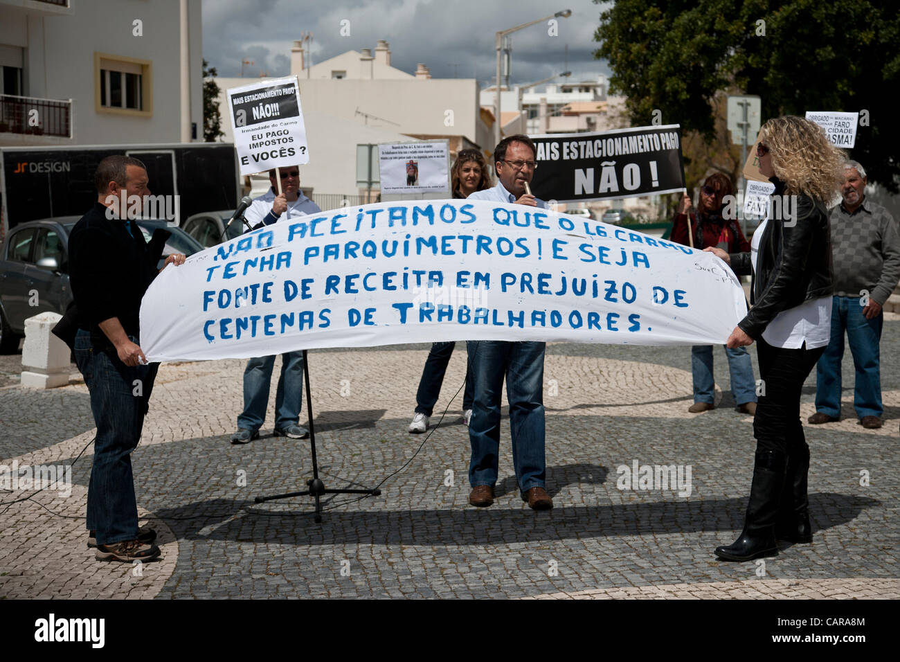 Protest gegen Parkgebühren verlangt von Büroangestellten durch die Carmo Kirche in Faro, Portugal. Donnerstag, 12. April 2012. Stockfoto