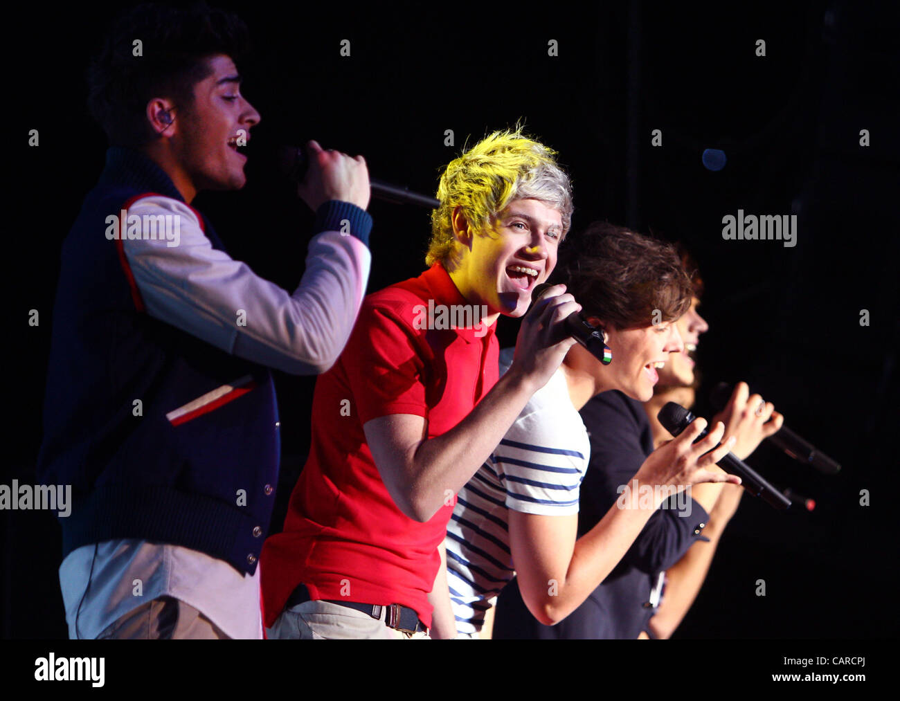 13. April 2012 - führt aus Sydney, New South Wales, Australien - die Boy-Band One Direction live in Sydney, Australien. ZAYN MALIK, NIALL HORAN, LIAM PAYNE, LOUIS TOMLINSON und HARRY STYLES. (Bild Kredit: Marianna Massey/ZUMAPRESS.com ©) Stockfoto