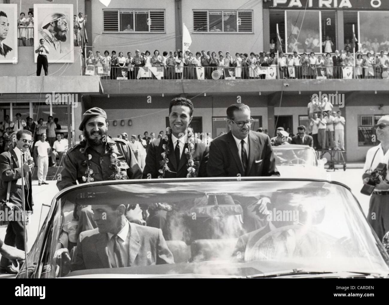 23. Oktober 1962 - Havanna, Kuba - kubanische Revolutionsführer, die sein Land vom Januar 1959 bis zu seiner Pensionierung im Februar 2008 führte verwandelt FIDEL CASTRO Kuba der erste kommunistische Staat in der westlichen Hemisphäre. Bild: Algerischer Präsident AHMED BEN BELLA (Mitte) bei einem Besuch in Kuba, ne Stockfoto