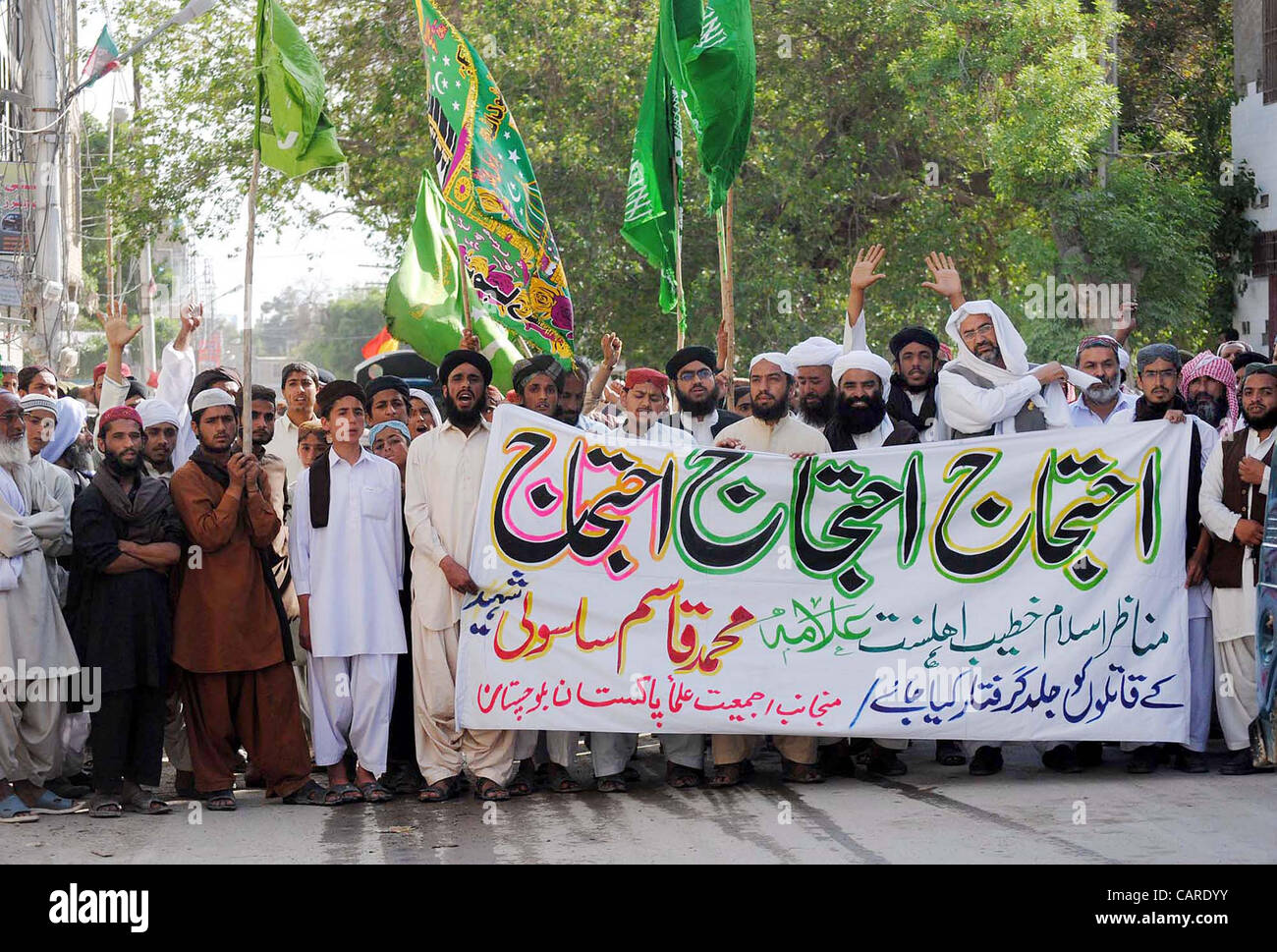 Unterstützer der Jamiat Ulema Pakistan (JUP) skandieren Parolen für die Verhaftung der Mörder von Allama Mohammad Qasim Sasoli, bei Protestkundgebung in Quetta auf Freitag, 13. April 2012. Stockfoto