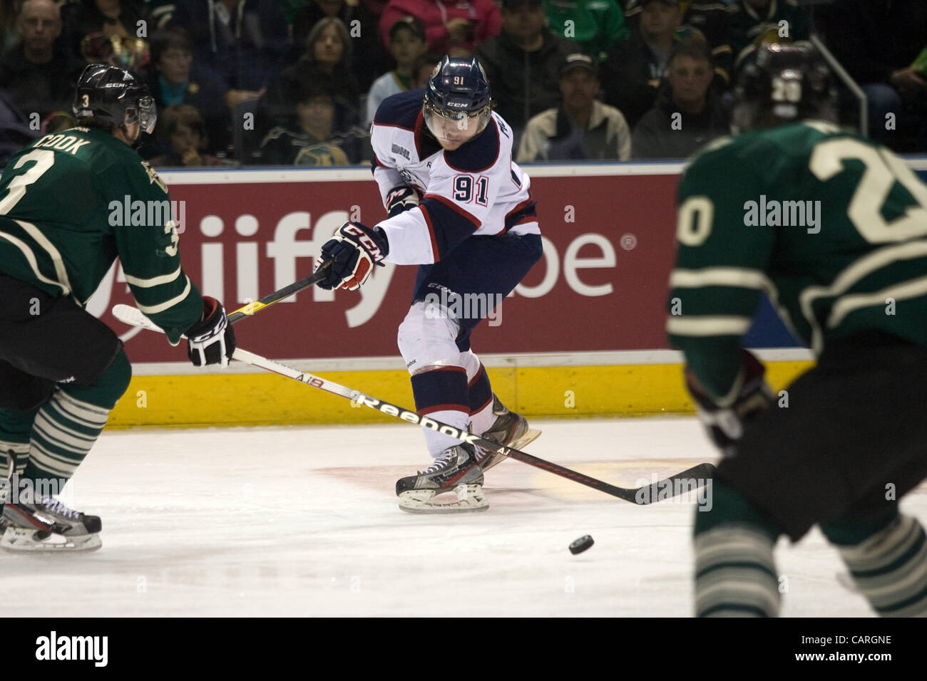 London Ontario, Kanada - 13. April 2012. Nick Moutrey (91) von Saginaw Spirit macht einen Pass. Die London-Ritter besiegt Saginaw Spirit 2 - 1 in der Overtime bei John Labatt Centre eine drei zu zwei Serie Führung. Stockfoto