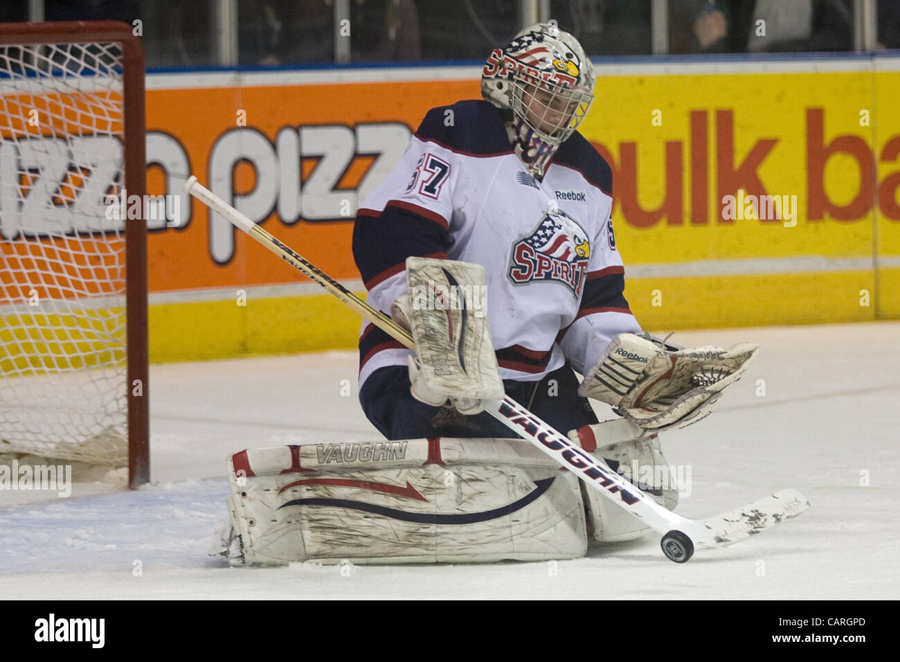 London Ontario, Kanada - 13. April 2012. Saginaw Spirit Torwart Jake Paterson (57) blockt den Schuß ab. Die London-Ritter besiegt Saginaw Spirit 2 - 1 in der Overtime bei John Labatt Centre eine drei zu zwei Serie Führung. Stockfoto