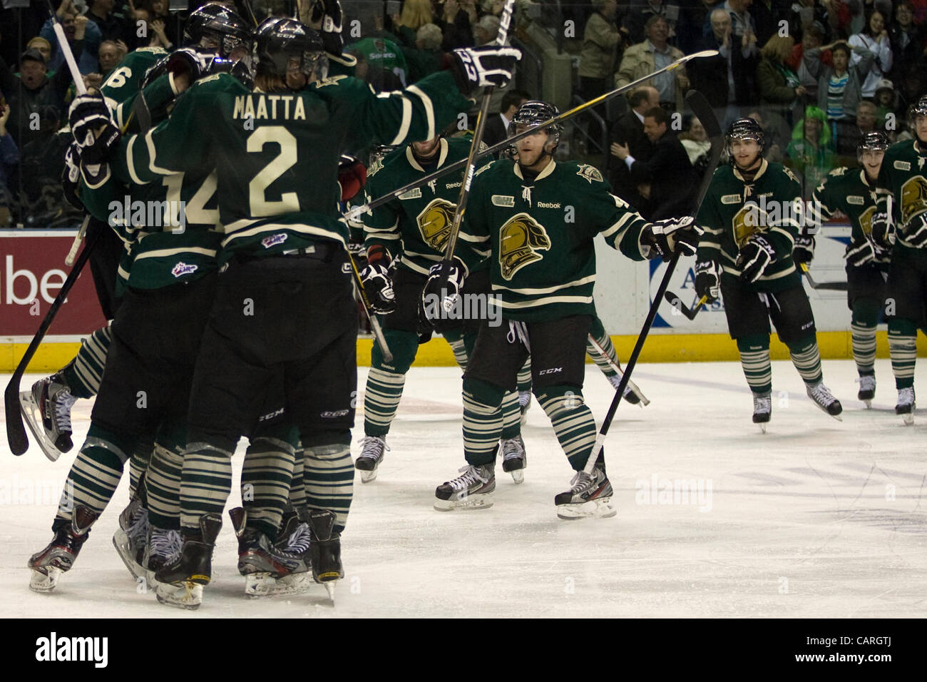 London, Ontario, Kanada - London Knights feiern nach Vladislav Namestnikov in Überstunden punktet, um das Spiel zu gewinnen. Die London-Ritter besiegt Saginaw Spirit 2 - 1 in der Overtime bei John Labatt Centre eine drei zu zwei Serie Führung. Stockfoto