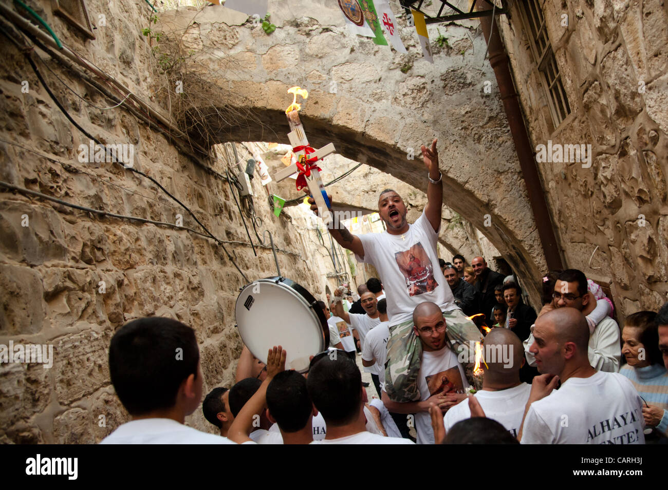 Jerusalem. Samstag, 14. April 2012. Palästinensische Christen von der griechisch-orthodoxen Kirche singen und singen in den Straßen mit Kerzen und kreuzt während des Rituals Ostern Heiliges Feuer in der Altstadt von Jerusalem. Stockfoto