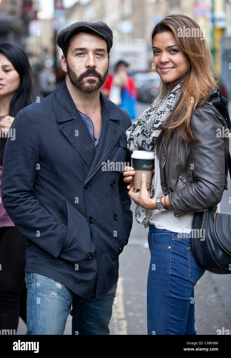 Der amerikanische Schauspieler und Filmproduzent Jeremy Piven wird von einer schönen Frau begleitet, Brick Lane, London, England, Großbritannien. Stockfoto