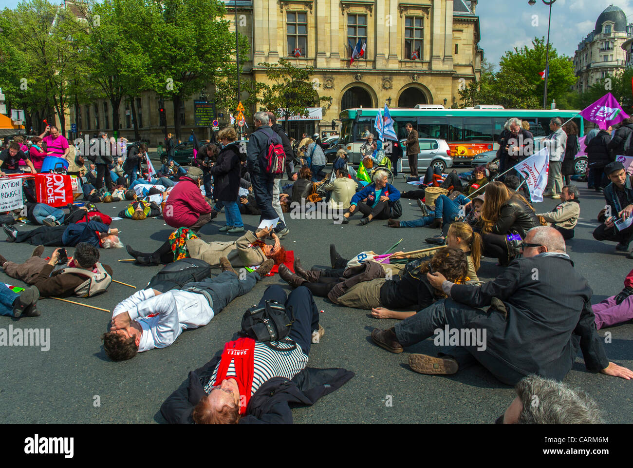 Paris, Frankreich, Französisch Hos-pital Persönlicher Protest mit „Collectif Notre Santé en Danger“ Gesundheitsprobleme , Place Gambetta, Flash Mob, die-in, aktivistischer Protest Menschen im Liegen, Protest von Gesundheitsarbeitern, Menschenrechte im Gesundheitswesen Stockfoto