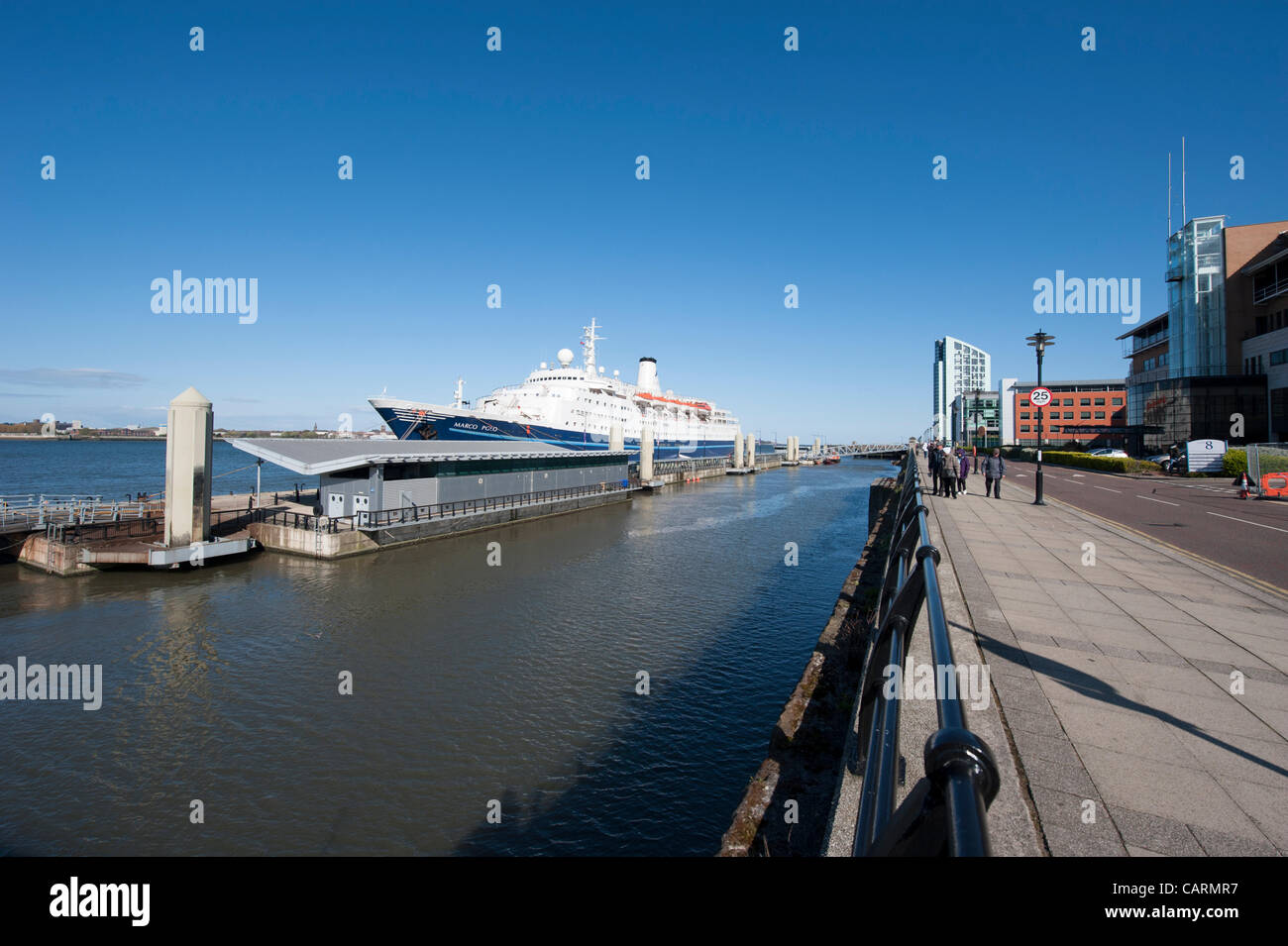 LIVERPOOL, Vereinigtes Königreich, 15. April 2012. Das Kreuzfahrtschiff Marco Polo besucht Liverpool als Teil einer Titanic Thema Kreuzfahrt europäischen Häfen. Stockfoto