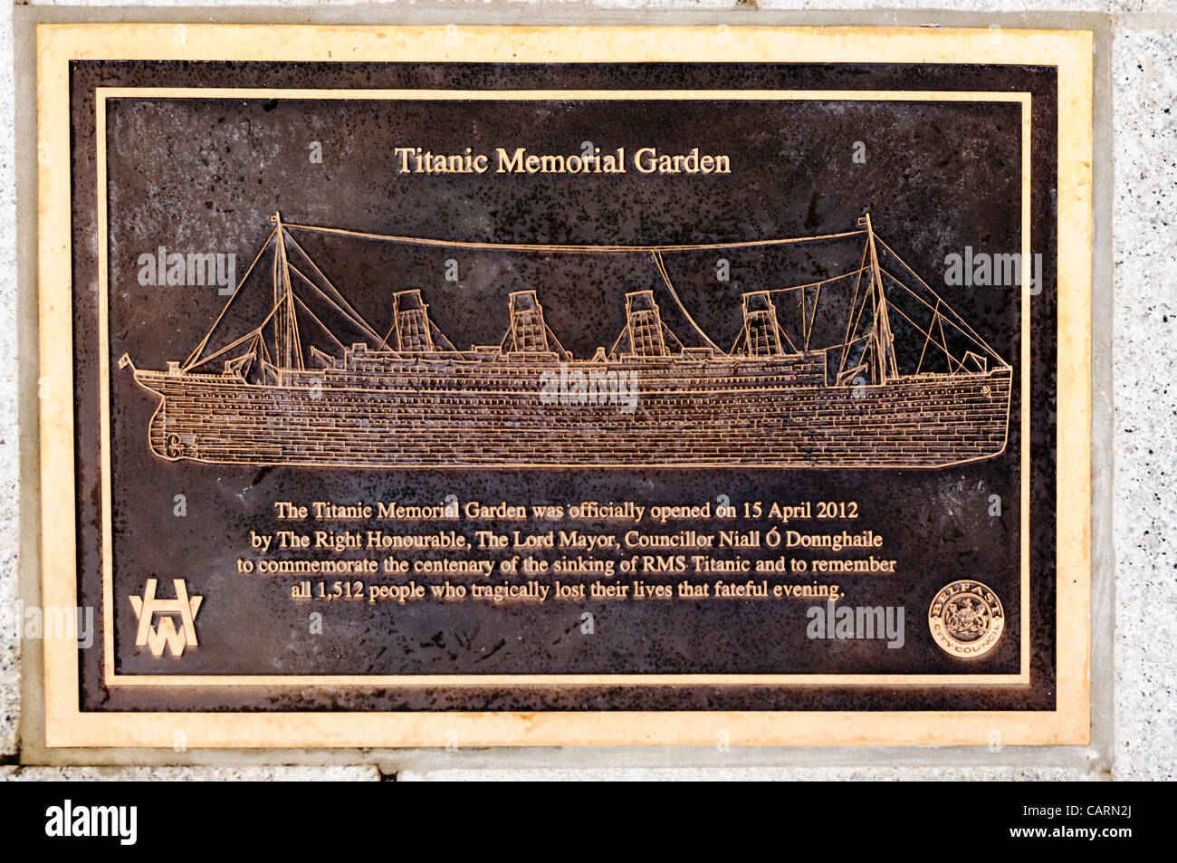 Belfast, UK. 15.04.2012 - Gedenktafel an der Hundertjahrfeier der Untergang der Titanic und der Öffnung des Memorial Garden in der Belfast City Hall. Stockfoto