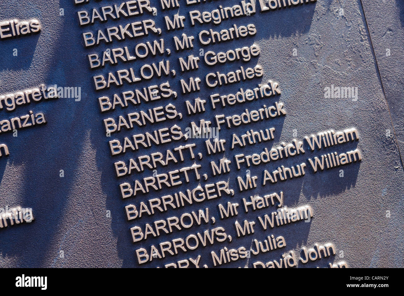 Belfast, UK. 15.04.2012 - Namen aller Opfer an den hundertsten Jahrestag des Untergangs der Titanic und Eröffnung des Memorial Garden in der Belfast City Hall. Stockfoto