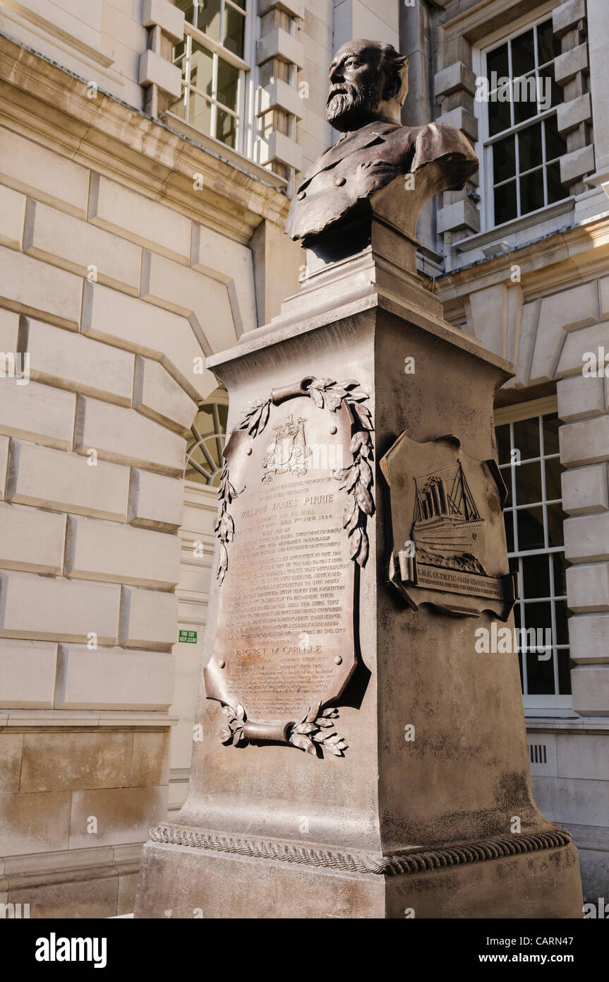 Belfast, UK. 15.04.2012 - Gedenk-Büste von Lord Pirrie, Vorsitzender von Harland and Wolff von 1895 bis 1924 im neueröffneten Titanic Memorial Garden in der Belfast City Hall. Stockfoto