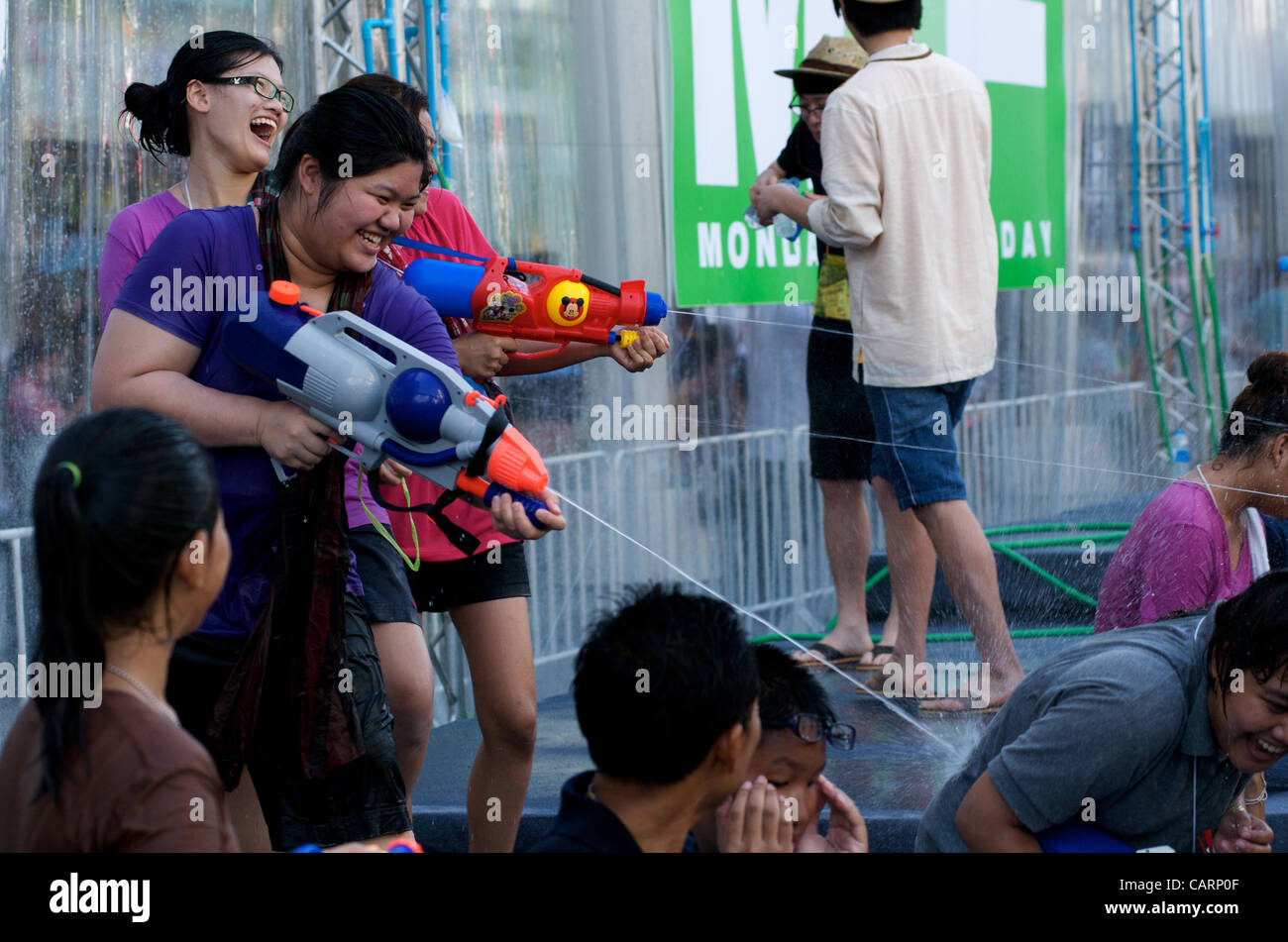 Thai-Frauen nehmen die Anhöhe während des Wasser-Festivals außerhalb Central World Shopping Mall, Rama 1 Road, Bangkok, Thailand auf Sonntag, 15. April 2012. Bangkok ist das thailändische Neujahrsfest mit dem traditionellen Songkran Wasser Festival feiert. Stockfoto