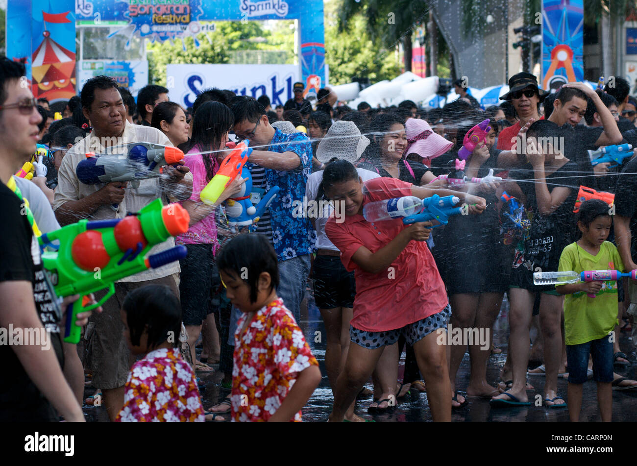 Thais teilnehmen an der Wasser-Festival vor Einkaufszentrum Central World, Rama 1 Road, Bangkok, Thailand am Sonntag, 15. April 2012. Bangkok ist das thailändische Neujahrsfest mit dem traditionellen Songkran Wasser Festival feiert. Stockfoto