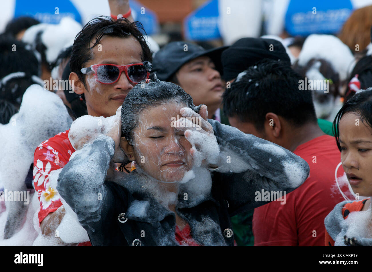 Thais nehmen Sie teil am Wasser Festival gedreht Schaumbad außerhalb Central World Shopping Mall, Rama 1 Road, Bangkok, Thailand am Sonntag, den 15. April 2012. Bangkok feiert das Thai Neujahr mit der traditionellen Songkran Water Festival. Credit: Kraig Lieb Stockfoto