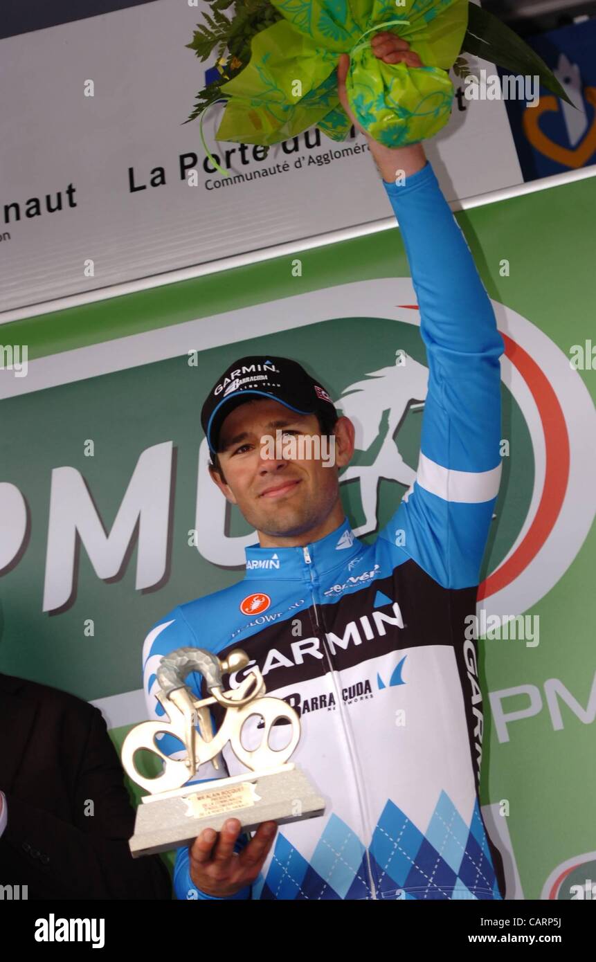 12.04.2012 UCI Grand Prix de Denain Cycling Tour. Garmin - Barracuda Rasmussen Alex Wellen aus dem Sieger-Treppchen. Stockfoto