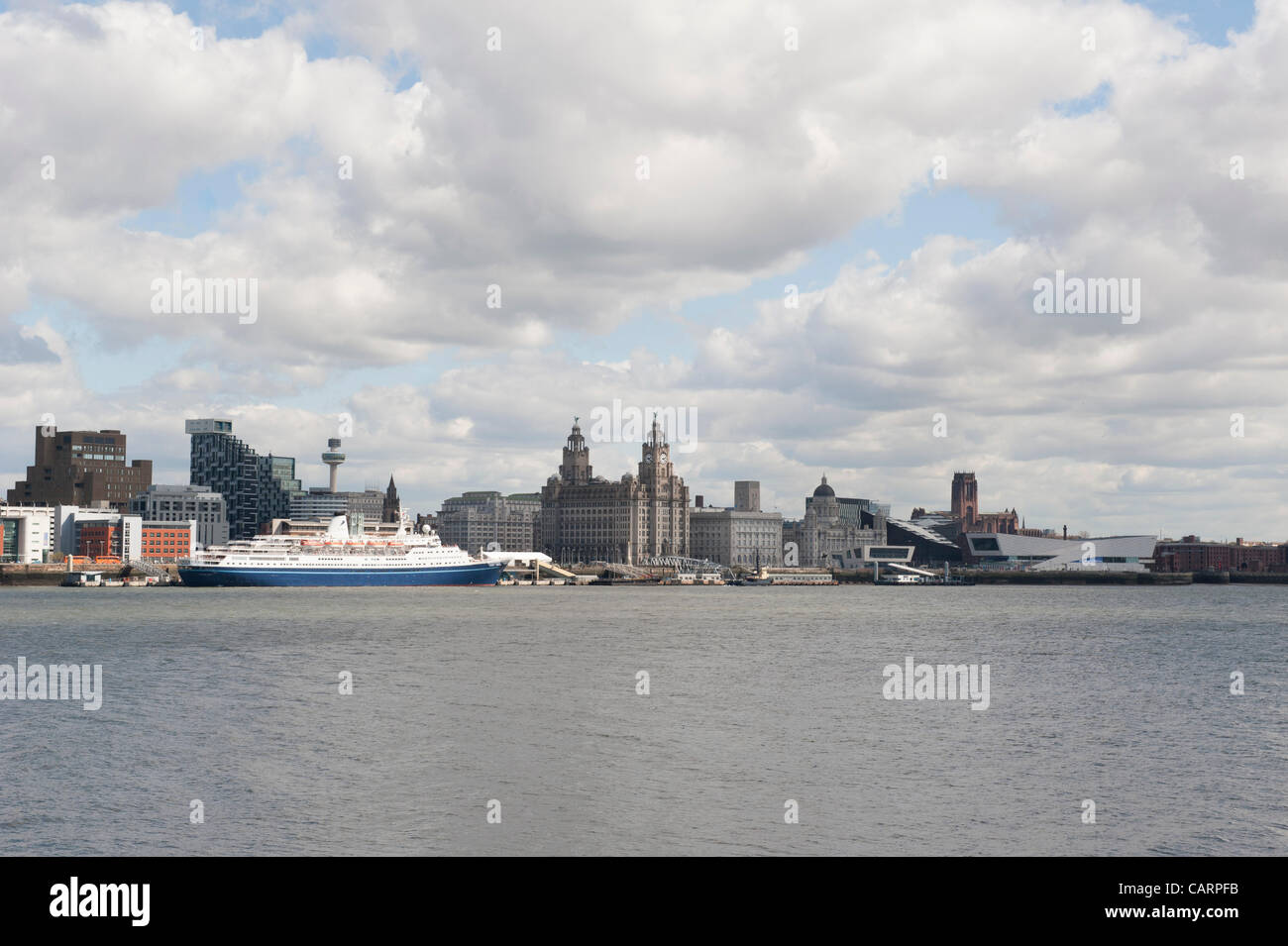 LIVERPOOL, Vereinigtes Königreich, 15. April 2012. Das Kreuzfahrtschiff Marco Polo besucht Liverpool als Teil einer Titanic Thema Kreuzfahrt europäischen Häfen. Stockfoto