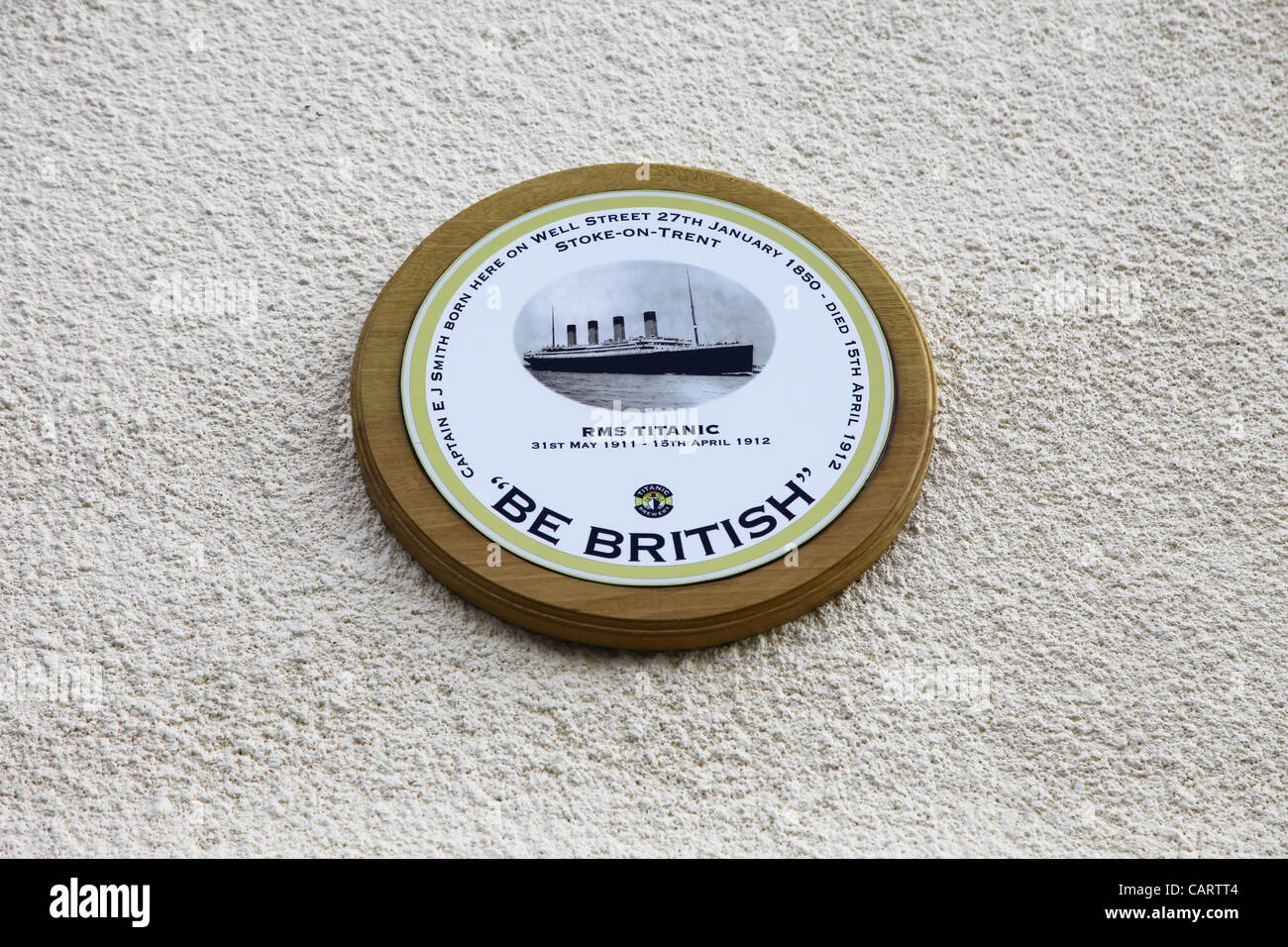 Gedenktafel an der Wand von der Titanic Kapitän E. J. Smith Geburtsort Brunnen St., Hanley, Stoke-on-Trent, North Staffordshire, England, UK, die am 15. April 2012, 100 Jahre nach dem Untergang der RMS Titanic mit seinen letzten Worten als "Werden britische" vorgestellt wurde Stockfoto