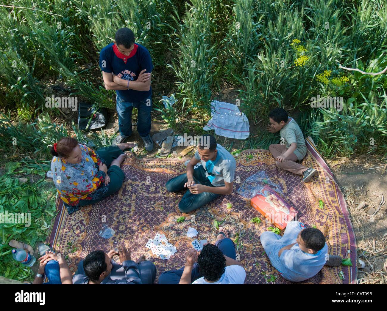 Ägypter aus allen Gesellschaftsschichten feiern den äußerst beliebten Feiertag des offiziellen ersten Frühlingstages „Sham El Nessim“ – Menschen strömen zum Picknick in Parks und auf dem Land, in Ägypten Stockfoto