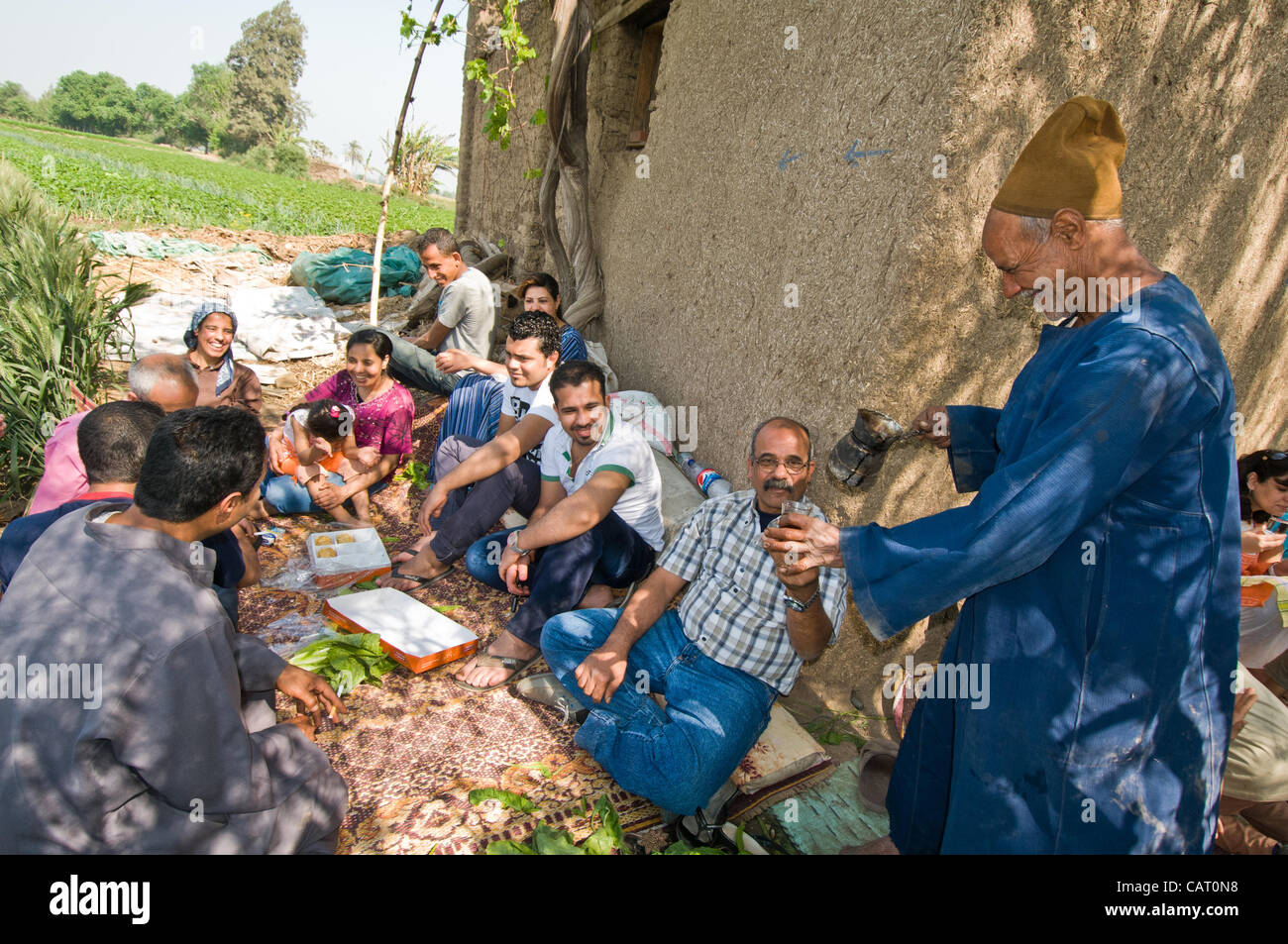 Ägypter aus allen Bereichen des Lebens nahm eine Auszeit von den politischen Problemen lähmende ihres Landes ein Jahr nach der Revolution am 16. April 2012 den beliebten Urlaub der offiziellen Frühlingsanfang "Sham El Nessim" feiern-Menschen strömten zum Picknick in Parks und auf dem Lande Stockfoto