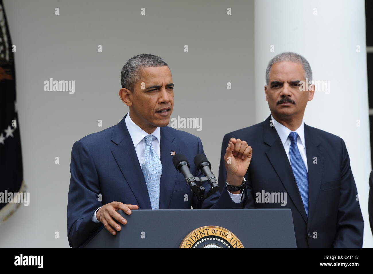 17. April 2012 - Washington, District Of Columbia, USA -. Präsident Barack Obama macht eine Ankündigung im Rose Garden über die zunehmende Manipulation in den Ölmärkten neben Sek.-Finanzminister Tim Geithner und Justizminister Eric Holder. Inhaber hört (Credit-Bild: © Christy Bowe/Gl Stockfoto