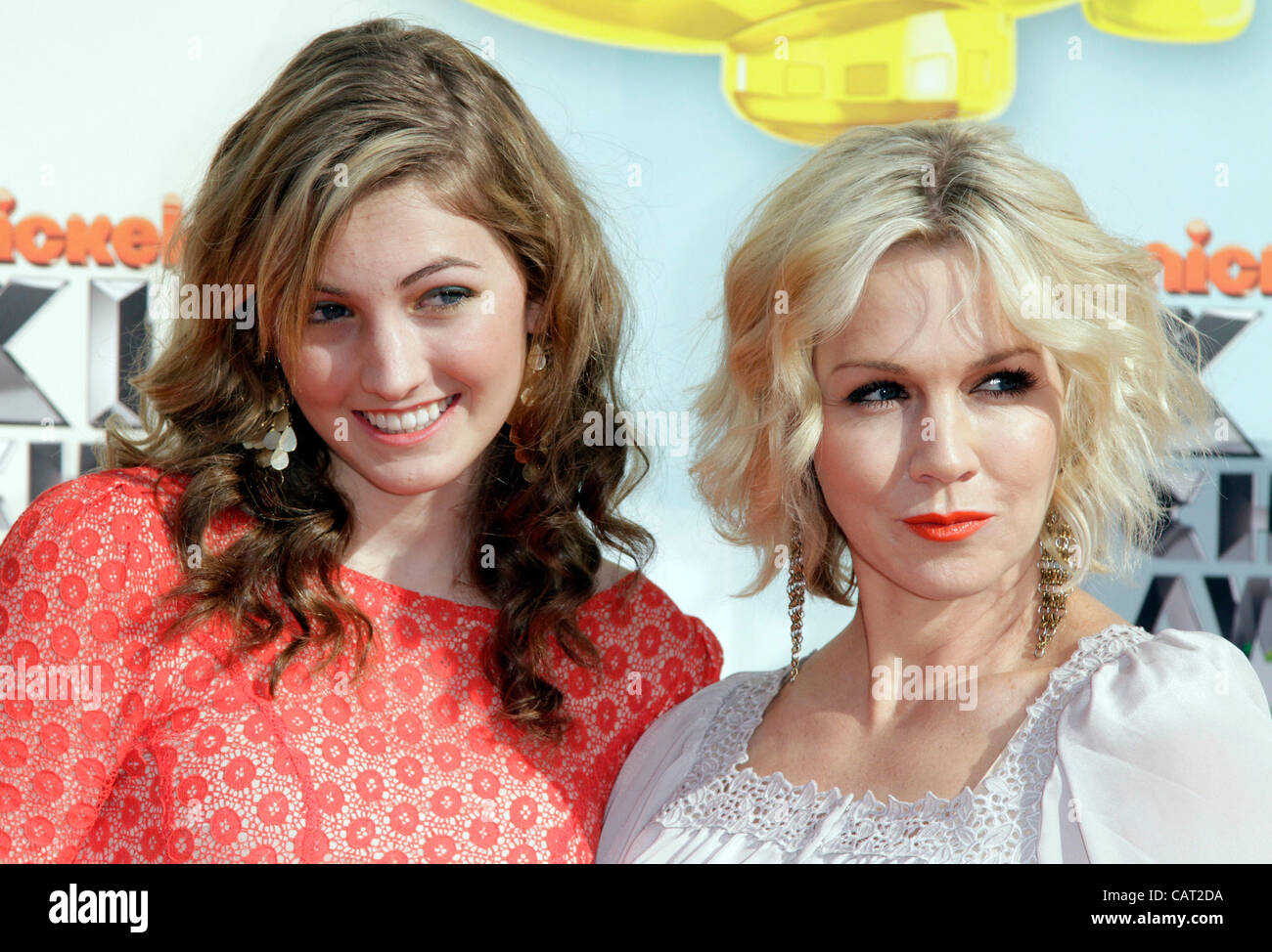 31. März 2012 - Los Angeles, Kalifornien, US - Schauspielerinnen Luca Bella Facinelli und ihre Mutter Jennie Garth für Nickelodeon Kids' Choice Awards im USC Galen Center in Los Angeles ankommen (Credit-Bild: © Jonathan Alcorn/ZUMAPRESS.com) Stockfoto